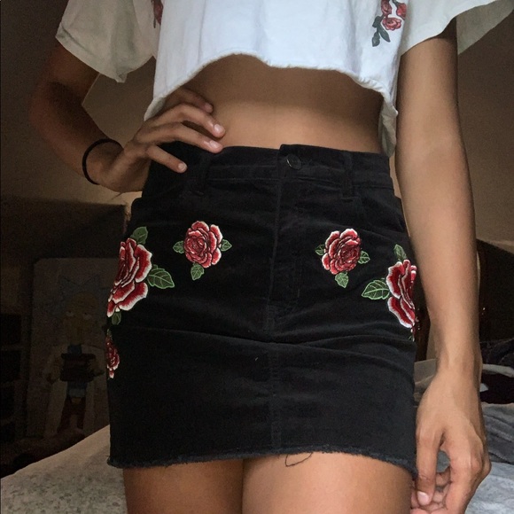 Forever 21 Dresses & Skirts - Black rose mini skirt